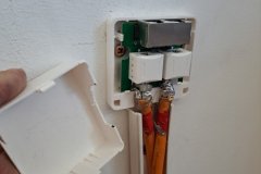 Dose fertig angeklemmt.
